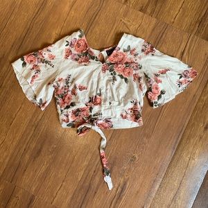9/$35 Crop Floral Top sz S